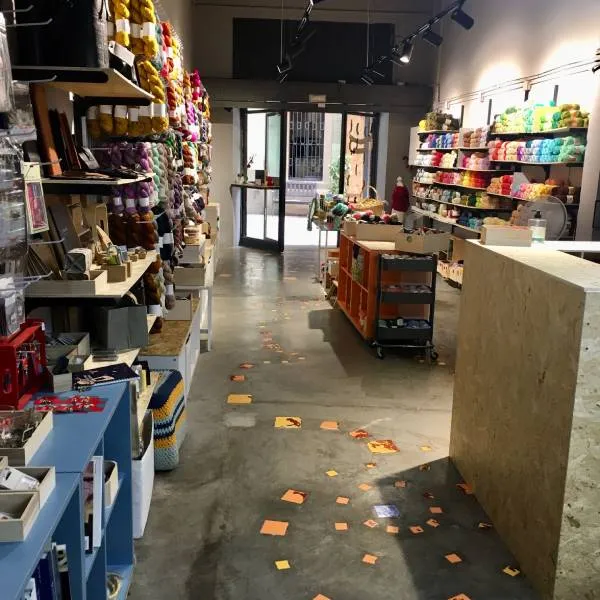 Interior de Lalanalú, comercio de barrio